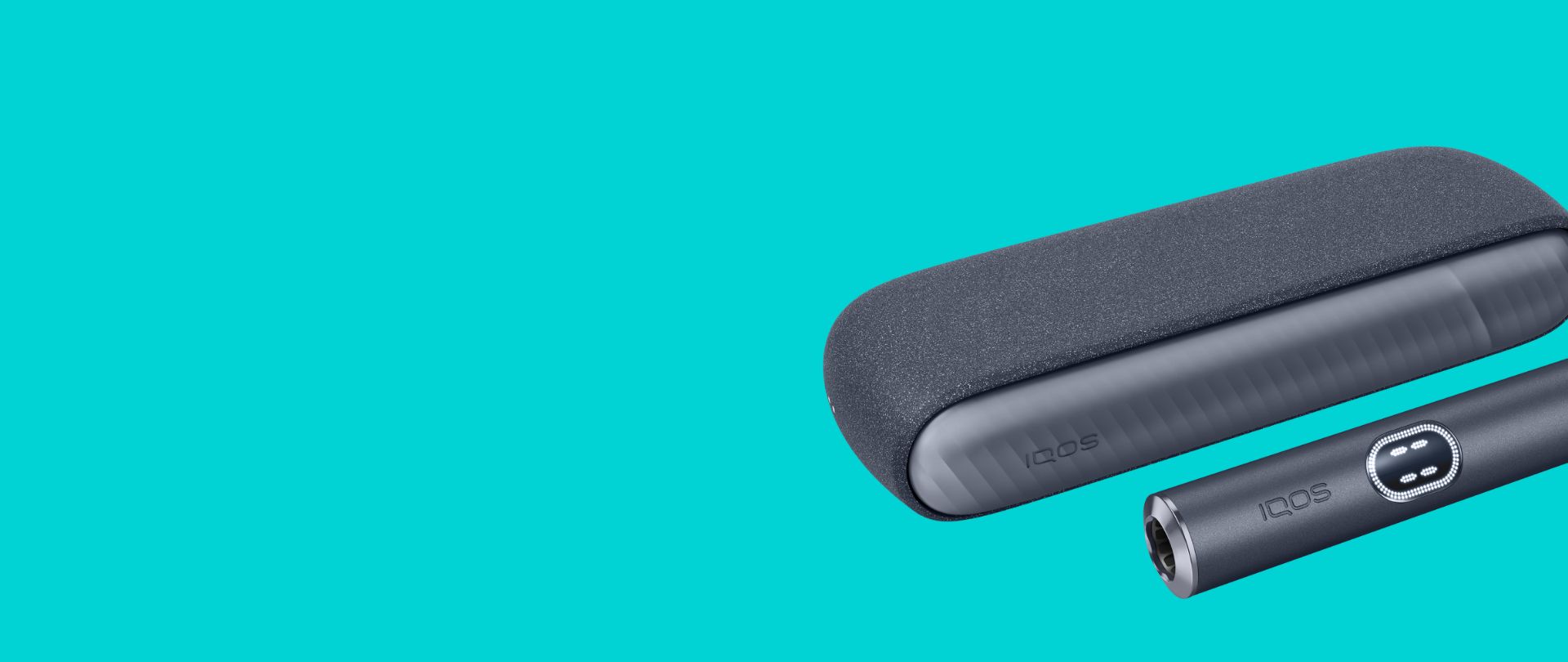 Kit IQOS ILUMA i (stylet + chargeur) couleur Noir Intense sur un fond turquoise
